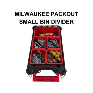 Puede incluir: Un organizador Milwaukee Packout con divisores de compartimentos rojos y negros que contiene varios tornillos metálicos, conectores de cables y tubos de plástico. El asa roja tiene la palabra ELECTRICAL. El texto MILWAUKEE PACKOUT SMALL BIN DIVIDER es visible.