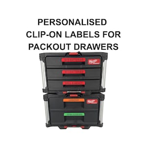 Può includere: Cassetti Packout neri con etichette a clip. Le etichette recitano: M18 BATTERIES, M12 BATTERIES, DRILL & IMPACT, GRINDER e SPAX SCREWS. Il testo "ETICHETTE CLIP-ON PERSONALIZZATE PER CASSETTI PACKOUT" è in alto.