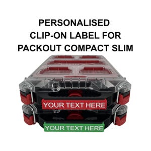 Pode incluir: Uma pilha de dois recipientes de armazenamento Packout Compact Slim pretos e vermelhos com tampas transparentes. Os recipientes têm detalhes em vermelho e apresentam o texto "YOUR TEXT HERE" em etiquetas vermelhas e verdes. A parte superior da imagem diz "PERSONALISED CLIP-ON LABEL FOR PACKOUT COMPACT SLIM."