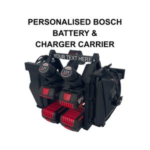 Op de afbeelding: Zwarte en rode Bosch accu- en opladerdrager. De drager heeft de tekst "PERSONALIZED BOSCH BATTERY & CHARGER CARRIER" en "YOUR TEXT HERE". De drager bevat twee 12V-accu's en een oplader.
