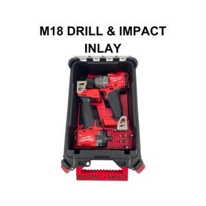 Peut inclure: Une mallette de transport en plastique noir contenant un ensemble perceuse et visseuse à chocs Milwaukee M18 rouge et noir. L'intérieur présente un insert rouge personnalisé avec des emplacements pour les outils et des forets. Texte : M18 DRILL & IMPACT INLAY.
