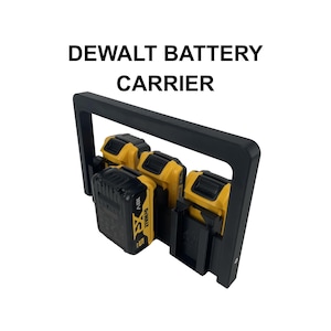 Pode incluir: Suporte de bateria DeWalt preto com três baterias XR 18V amarelas e pretas. O suporte tem uma pega e foi concebido para segurar as baterias de forma segura. O texto "DEWALT BATTERY CARRIER" está impresso acima das baterias.