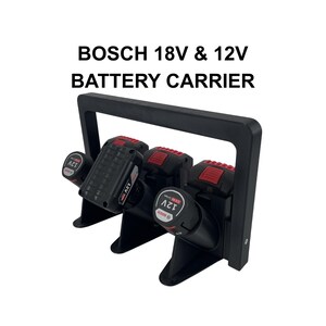 Op de afbeelding: Zwarte batterijhouder met de tekst "BOSCH 18V & 12V BATTERY CARRIER". De houder biedt plaats aan drie zwarte en rode Bosch 12V-batterijen. De houder heeft een handvat voor gemakkelijk transport.