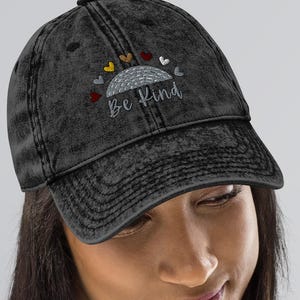Gorra de sarga de algodón vintage con bordado bohemio Be Kind, algodón descolorido para ese aspecto retro, completamente de algodón, ideal para regalar a esa persona especial, talla única