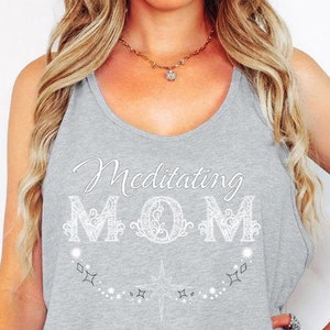 Camiseta sin mangas MEDITADORA, gran regalo para el día de la madre o cumpleaños para la mamá meditadora, en la clásica camiseta sin mangas unisex Bella + Canvas, letras de encaje