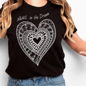 Camisa bohemia con corazón "Despierta en el sueño", cita inspiradora del Dr. Joe, colores de otoño, regalo para ella, ideal para retiros, fan de LOA, espiritualidad, positividad