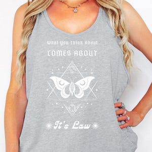 O que você pensa sobre acontece - é lei - regata boho, design celestial de borboleta, masculino, feminino, unissex, regata de qualidade sem mangas
