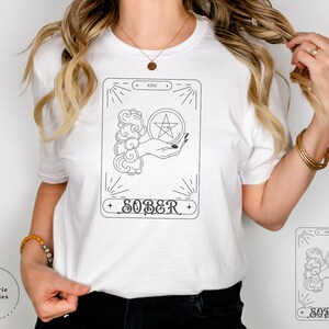 T-shirt sobre de cartes de tarot plein de symbolisme et d'espoir, un jour à la fois, sur la qualité Bella + Canvas - bon pour soeur sobre, NA, AA,