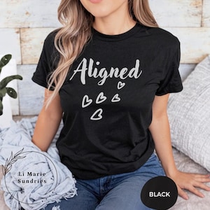 Camisa alinhada com corações, inspirada em Abraham Hicks, camisa feminina boho da moda em algodão de qualidade, presente de namorada da lei da atração LOA