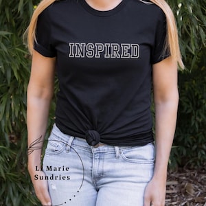 Camiseta INSPIRADA com letras estilo universidade, bom presente para ele, ela em soft bell canvas Camiseta unissex