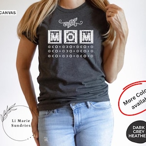 Camiseta MOM con letras de encaje, bonitas flores de encaje y estrellas lunares para un estilo bohemio hippie, regalo perfecto para el Día de la Madre, camiseta de yoga, camiseta de calidad