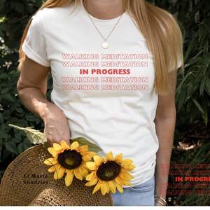 Camiseta de meditación caminando en progreso, fan de Joe Dispenza, ideal para retiros, letras rojas, camiseta Bella Canvas de alta calidad, camiseta holgada para hombre y mujer