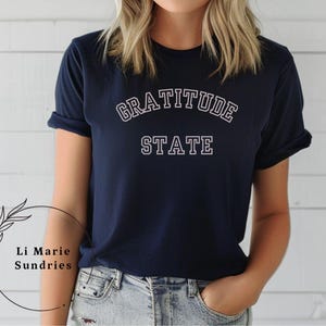 Gratitude State - Camiseta unisex de Bella Canva suave con letras estilo universitario