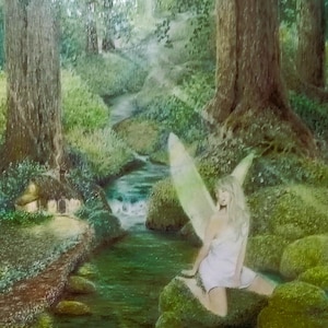 Op de afbeelding: Een fee met witte vleugels zit op een mossige rots bij een beek in een weelderig groen bos. De beek stroomt door het bos en er is een klein huisje op de achtergrond.