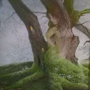 Op de afbeelding: Een schilderij van een boom met een vrouwengezicht en -lichaam gevormd door de schors en takken. De boom is bedekt met mos en heeft wortels die zich uitstrekken in de grond. De achtergrond is een zachte, wazige blauwe kleur.