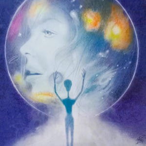 Op de afbeelding: Een blauwe figuur met uitgestrekte armen staat voor een grote, doorschijnende bol. De bol bevat een vage afbeelding van een vrouwen gezicht en een wervelende, kleurrijke nevel. De achtergrond is diep paars.