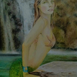 Op de afbeelding: Een aquarel schilderij van een zeemeermin met groen haar en een staart, zittend op een rots bij een waterval. Ze heeft een zeester op haar borst en een blauwe armband om haar pols.