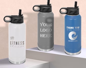 Peut inclure: Trois bouteilles d'eau cylindriques avec des couvercles et des pailles noirs. La bouteille blanche porte un logo de défi fitness, la grise affiche le texte YOUR LOGO HERE, et la bleue présente un motif de vague avec THANK YOU TO OUR SPONSOR.