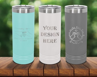 Peut inclure: Trois gobelets isothermes en acier inoxydable de couleur sarcelle, blanc et gris. Le gobelet sarcelle porte l'inscription "wedding day" et "Forever starts Today". Le gobelet blanc indique "YOUR DESIGN HERE". Le gobelet gris dit "Cheers to the Best Day Ever".