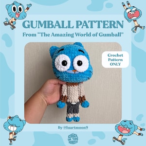 Könnte beinhalten: Handgefertigtes blaues Gumball-Plüschtier aus Häkelarbeit aus "The Amazing World of Gumball" mit großen weißen Augen, einer blauen Nase und einem braunen und grauen Outfit. Das Bild enthält den Text "Gumball Pattern" und "Crochet Pattern ONLY".