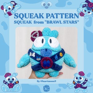 Könnte beinhalten: Ein hellblaues Plüschtier der Figur Squeak aus Brawl Stars mit einem dunkelblauen Geschirr mit gestickten Aufnähern, einer kastanienbraunen Mütze und großen weißen Augen. Der Text SQUEAK PATTERN SQUEAK from BRAWL STARS steht darüber.
