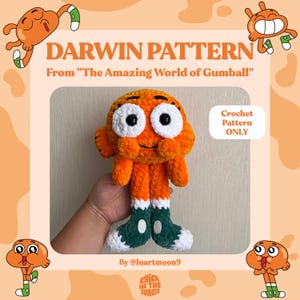 Può includere: Bambola Darwin arancione all'uncinetto da "Lo Straordinario Mondo di Gumball" con occhi bianchi e stivali verdi e bianchi. L'immagine include il testo "DARWIN PATTERN" e "Crochet Pattern ONLY".