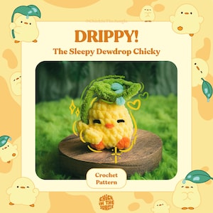 Può includere: Un pulcino giallo all'uncinetto con zampe arancioni e un cappello a forma di foglia verde. Il testo "DRIPPY! The Sleepy Dewdrop Chicky" è visualizzato sopra il pulcino. Sono visibili anche le parole "Crochet Pattern" e "Chick in the Jungle".