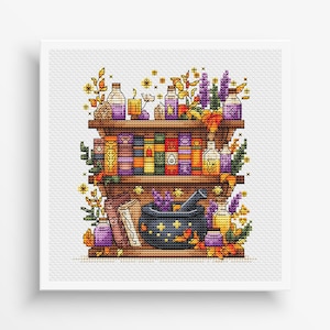 Könnte beinhalten: Ein Kreuzstich-Design eines Holzregals, das mit bunten Büchern, Flaschen und Kerzen gefüllt ist. Die Regale sind mit Lavendel, Herbstblättern und einem Mörser und Stößel verziert. Die Farbpalette umfasst Lila-, Orange-, Gelb- und Brauntöne.