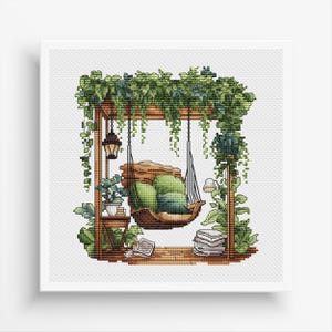 Puede incluir: Un patrón de punto de cruz que representa una silla colgante con cojines y almohadas verdes, rodeada de exuberantes plantas verdes y una pérgola de madera.