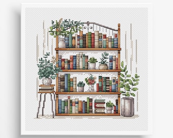 Può includere: Un disegno a punto croce di una libreria in legno piena di libri colorati e piante in vaso. La libreria ha quattro ripiani ed è decorata con varie piante, tra cui felci e piante grasse. L'opera d'arte è incorniciata.