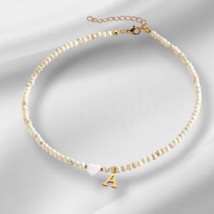 Gargantilla con inicial de concha de corazón para mujer / Colgante de letra de acero inoxidable con cuentas / Regalo de joyería de moda 2025