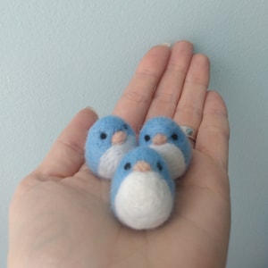 Oiseau bleu en feutre aiguilleté, doudou de poche, oiseau en laine, cadeau réconfortant