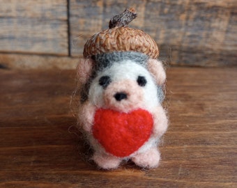 Felted hedgehog friend/ needle felted hedgehog/ wool hedgehog/ hedgehog gift/ natural gift/ waldorf hedgehog/ felt hedgehog