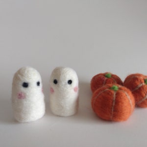 Halloween decor/Ghost set/ pumpkins / felt ghost/ needle felted/ felt pumpkin/ spooky/ fall decor/ desk decor/ autumn image 5