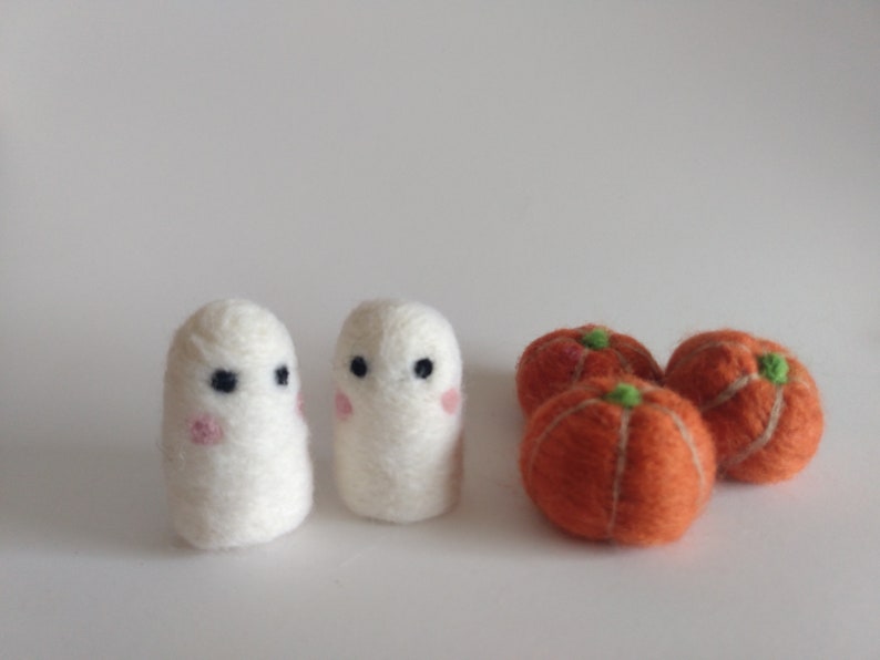 Halloween decor/Ghost set/ pumpkins / felt ghost/ needle felted/ felt pumpkin/ spooky/ fall decor/ desk decor/ autumn image 5