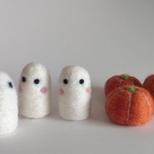 Halloween decor/Ghost set/ pumpkins / felt ghost/ needle felted/ felt pumpkin/ spooky/ fall decor/ desk decor/ autumn image 9