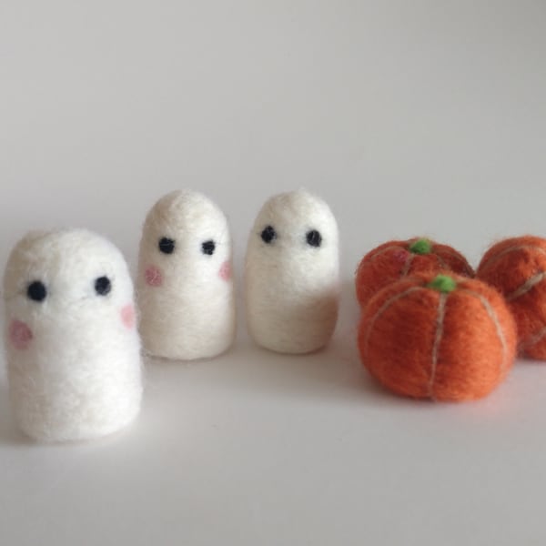 Halloween decor/Ghost set/ pumpkins / felt ghost/ needle felted/ felt pumpkin/ spooky/ fall decor/ desk decor/ autumn