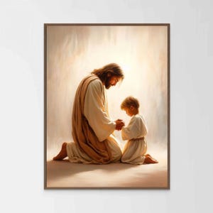 Puede incluir: Una pintura de Jesús arrodillado y rezando con un niño pequeño. Jesús lleva una túnica blanca y el niño lleva un vestido blanco. La pintura está ambientada en un fondo claro.