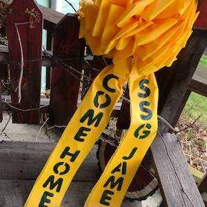 Despliegue personalizado con arco amarillo gigante en apoyo a nuestras tropas con letras verdes para exteriores