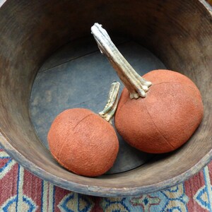 Folk Art Primitive Thanksgiving Wool Harvest Pumpkins With Real Dried Pumpkin Stems image 3