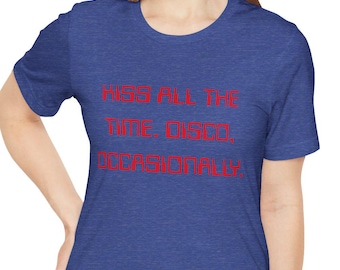 ハリー・スタイルズ Kiss All The Time シャツ、ハリーグッズ Tシャツ、ブルーTシャツ、レッドテキスト
