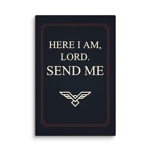 Op de afbeelding: Een rechthoekige canvas print met de tekst "HERE I AM, LORD. SEND ME" in het wit, boven een gestileerd vogel embleem. De achtergrond is donkerblauw, omlijst door een dunne, roodbruine rand.