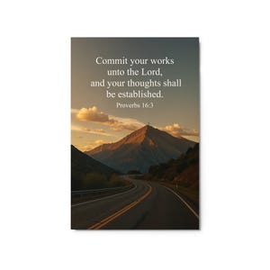 Könnte beinhalten: Ein rechteckiger Wandkunstdruck mit einer Landschaft, die eine kurvenreiche Asphaltstraße zeigt, die unter einem Sonnenuntergangshimmel auf einen großen Berggipfel zuführt. Der Text lautet: Commit your works unto the Lord, and your thoughts shall be established. Proverbs 16:3.