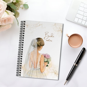 Könnte beinhalten: Ein weißes Spiralnotizbuch mit goldenem Glitzerhintergrund. Der Umschlag zeigt eine Braut in einem weißen Kleid und Schleier, die einen Strauß rosa und weißer Blumen hält. Der Text "Bride notes" ist in goldener Schrift geschrieben.