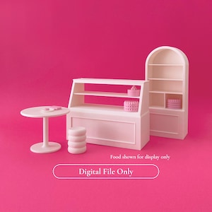 Könnte beinhalten: Eine Miniatur-Bäckerei-Szene in Rosatönen. Sie umfasst eine Vitrine, einen runden Tisch, einen Hocker und ein Bücherregal. Die Vitrine enthält Miniaturkuchen. Der Text "Digital File Only" ist sichtbar.
