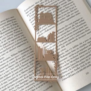 Può includere: Un segnalibro in metallo color beige a forma di libreria, con libri, un gatto ed elementi decorativi. Il segnalibro è posto su un libro aperto. Il testo "Digital File Only" è visibile.