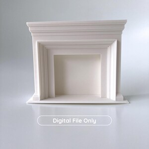 Puede incluir: Una chimenea blanca en miniatura con una abertura rectangular y una parte superior detallada y en capas. El texto "Digital File Only" se muestra en la parte inferior. Es probable que sea una pieza decorativa o un modelo.