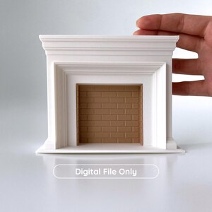 Puede incluir: Una chimenea blanca en miniatura con un interior de ladrillos marrones. La chimenea tiene un dise&ntilde;o cl&aacute;sico con molduras y adornos detallados. El texto "Digital File Only" se muestra en la parte inferior. Este art&iacute;culo es probablemente para casas de mu&ntilde;ecas o manualidades.