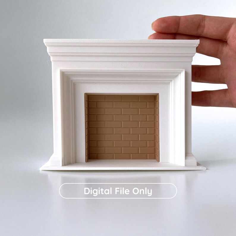 Puede incluir: Una chimenea blanca en miniatura con un interior de ladrillos marrones. La chimenea tiene un dise&ntilde;o cl&aacute;sico con molduras y adornos detallados. El texto "Digital File Only" se muestra en la parte inferior. Este art&iacute;culo es probablemente para casas de mu&ntilde;ecas o manualidades.