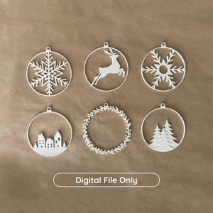 Può includere: Ornamenti natalizi bianchi con vari disegni, tra cui fiocchi di neve, una renna, una ghirlanda, un paesaggio di villaggio e alberi di pino. Gli ornamenti sono circolari con un piccolo anello per appenderli. Il testo "Digital File Only" è in basso.